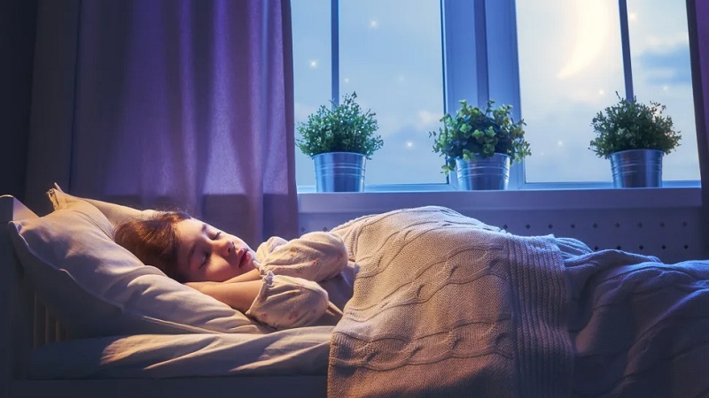 چگونه کودک را عادت دهیم خودش بخوابد؟