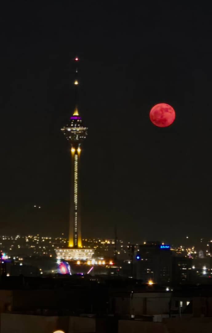 ماه توت‌فرنگی تهران — فانتزی و جذاب باهوشک